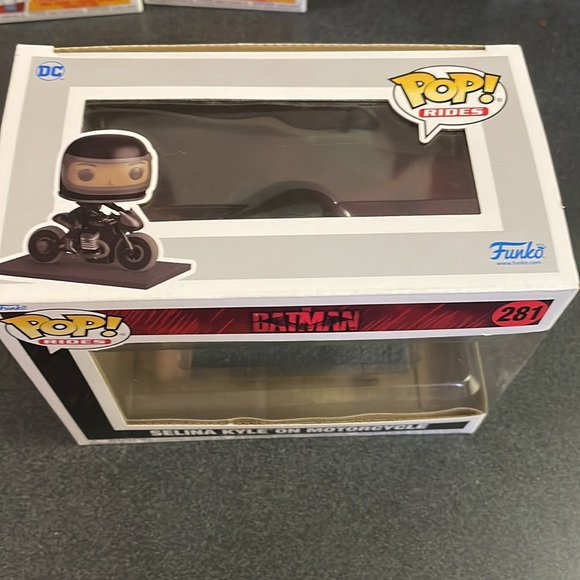 Pop! #281 Selina Kyle on Motorcycle - Picture 4 of 12